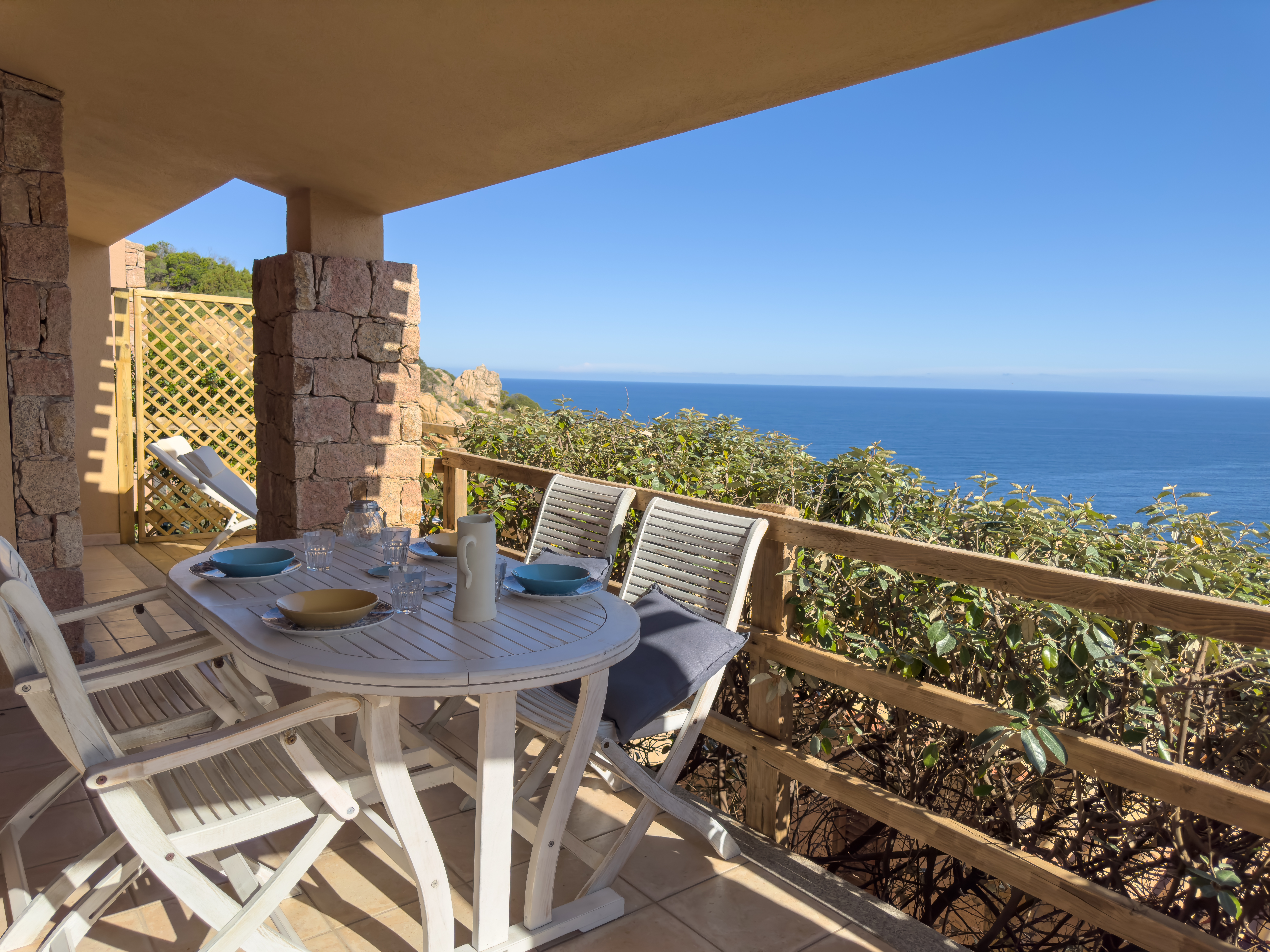 La terrazza coperta della Casa dell’Oleandro con vista sul mare