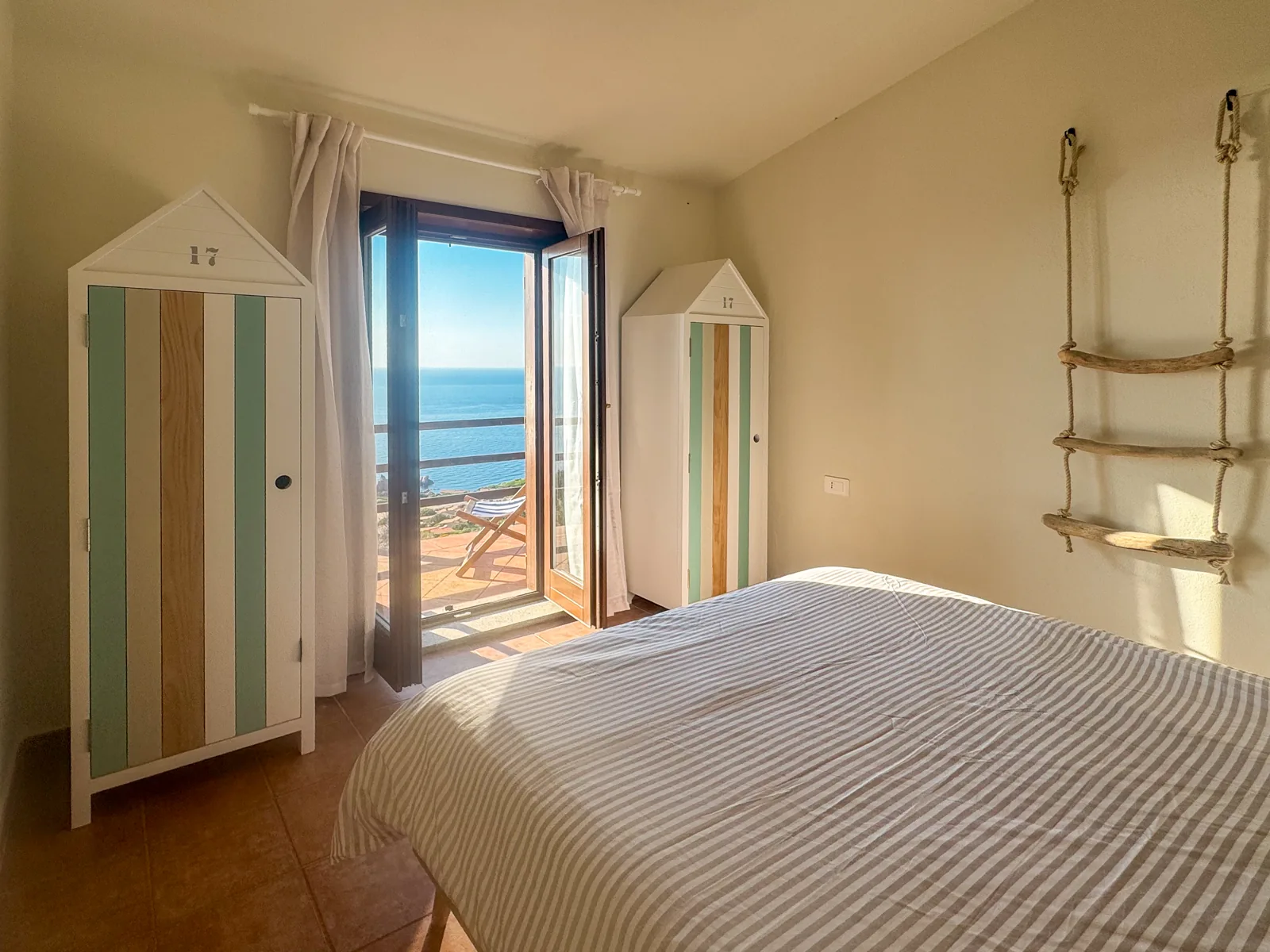 Camera da letto di Casa del Lentischio con vista mare
