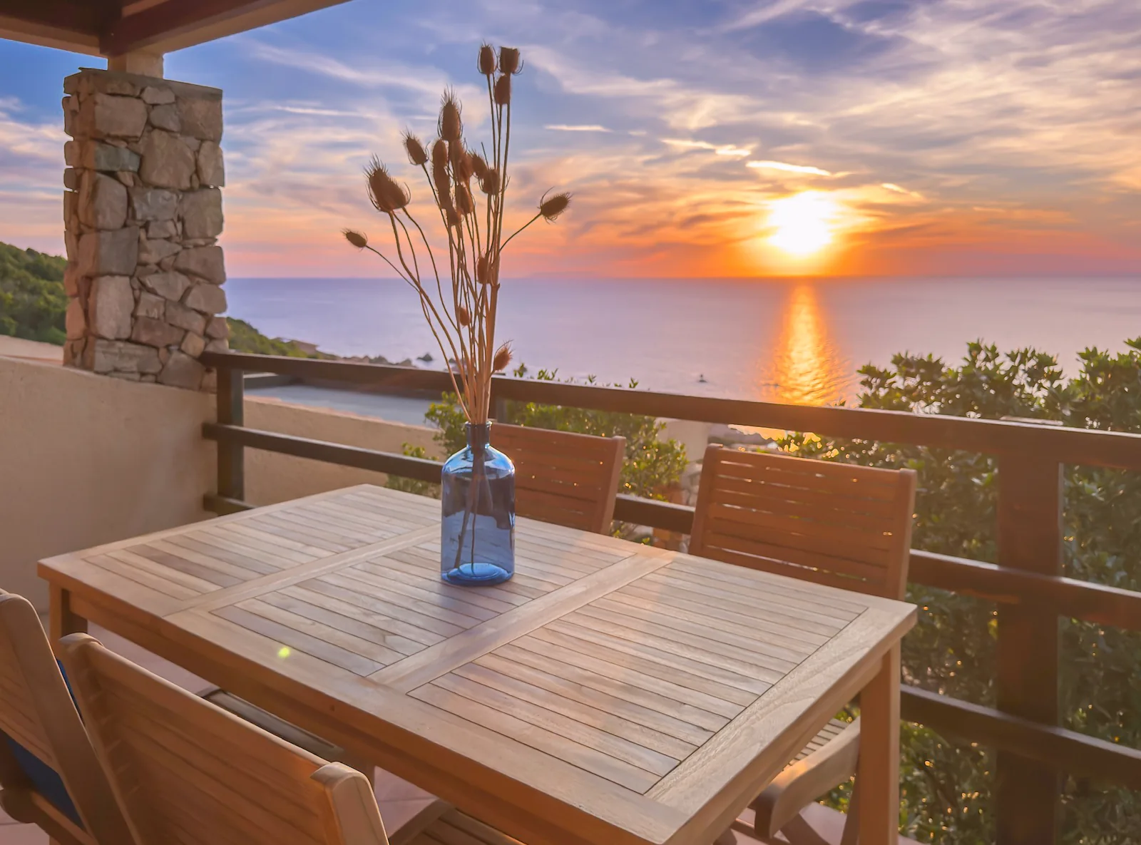 Terrazza di Casa del Lentischio con il mare al tramonto