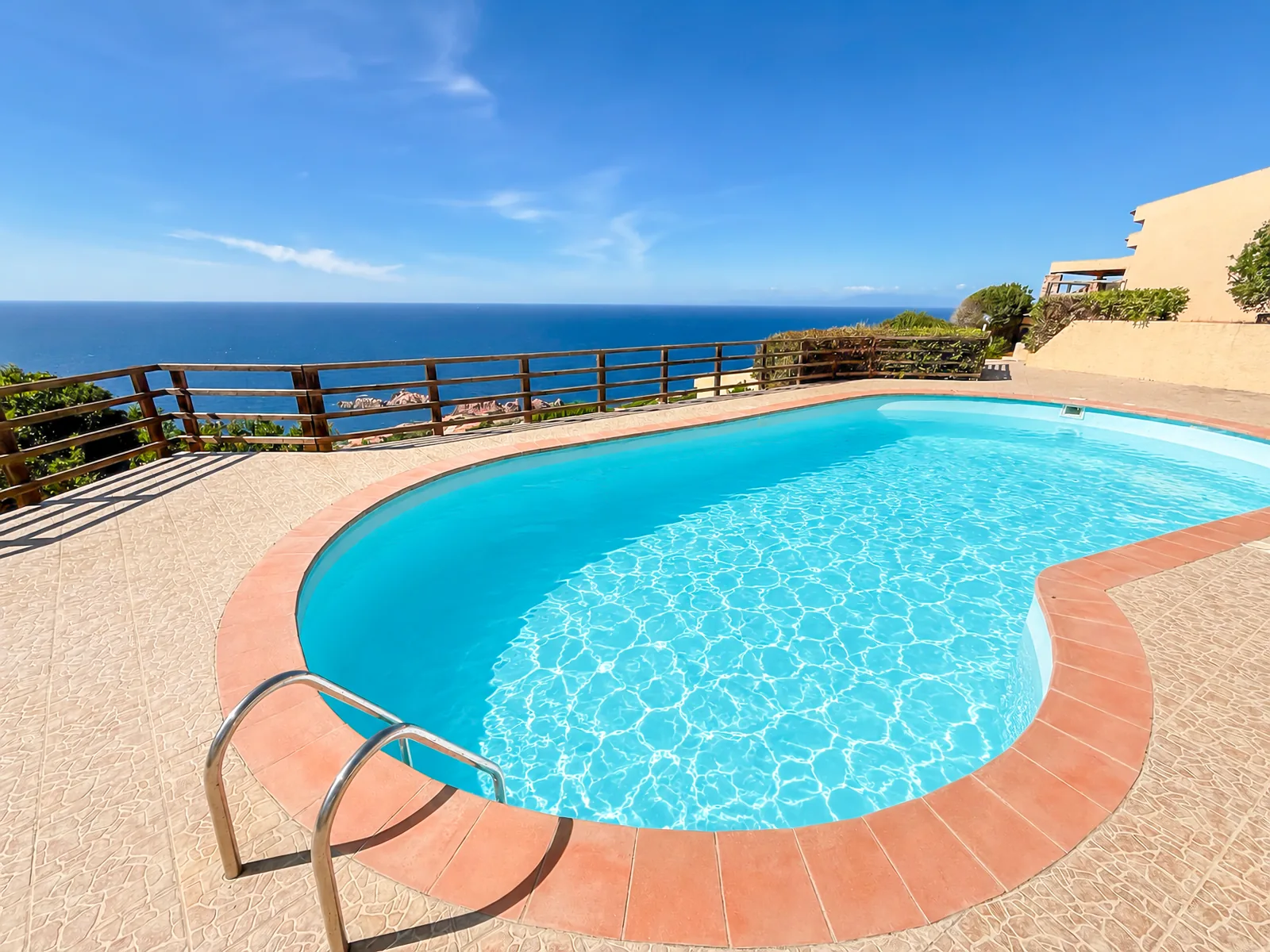 Piscina panoramica condivisa con vista sul mare di Costa Paradiso