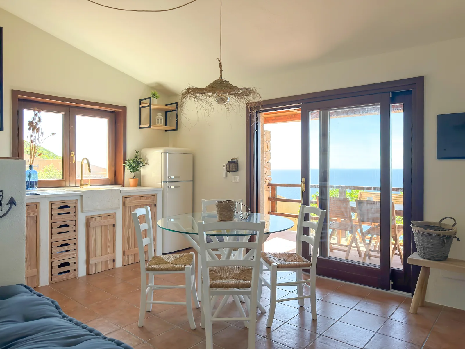 Soggiorno con cucina a vista aperto sulla terrazza panoramica