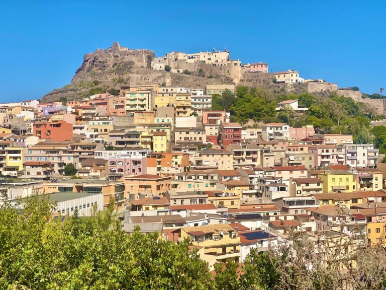 Le case colorate di Castelsardo sul pendio sotto il castello dei Doria
