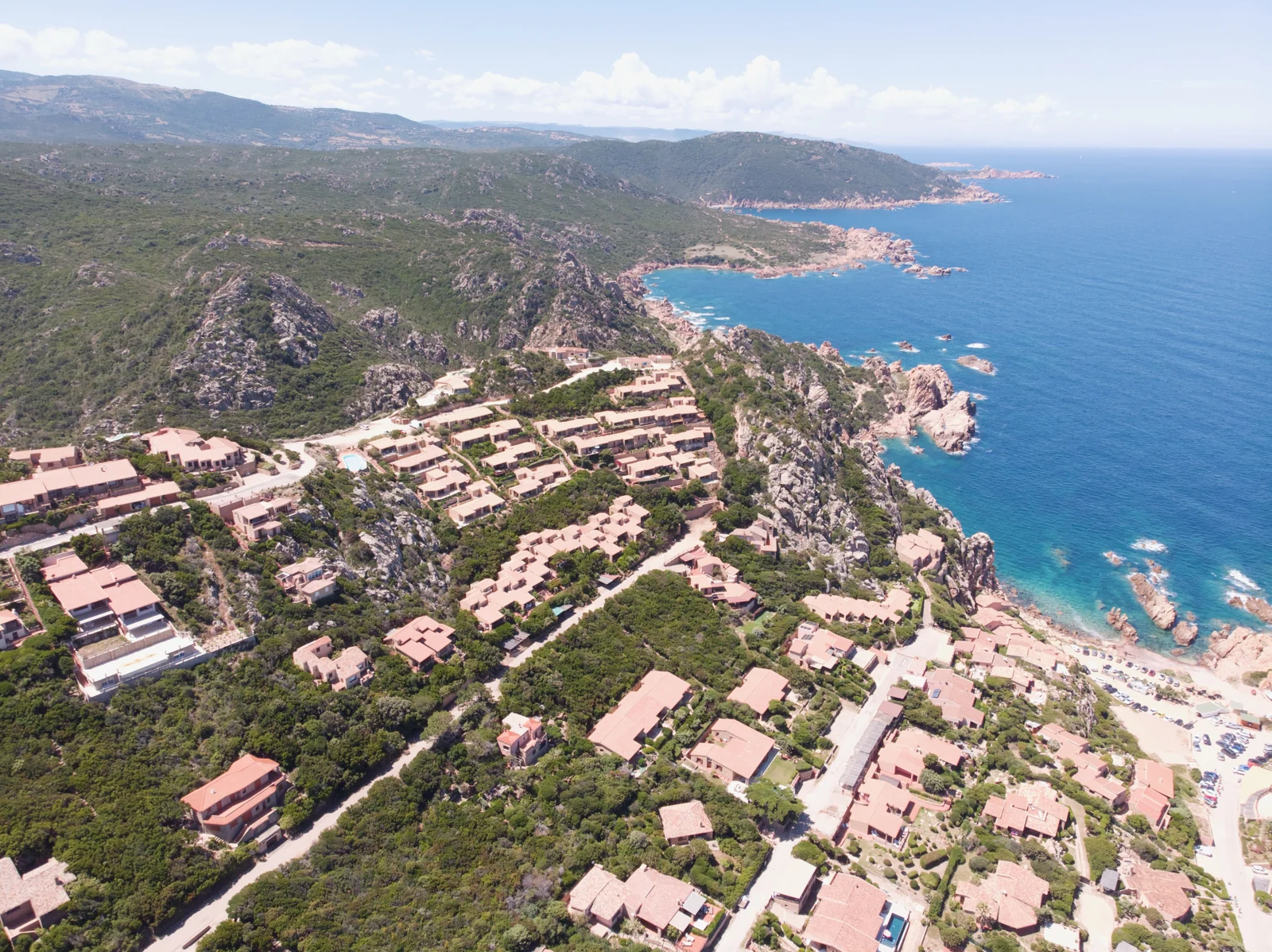 Vista aerea delle case tra la macchia mediterranea e la costa rocciosa di Costa Paradiso
