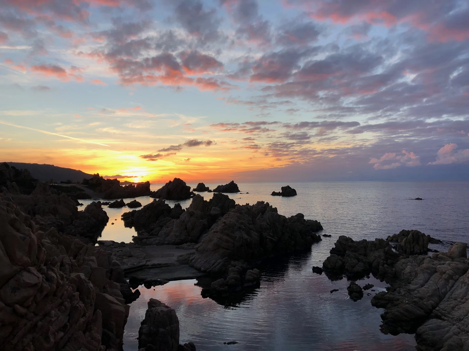 Scogli e piscine naturali di Li Baietti a Costa Paradiso al tramonto