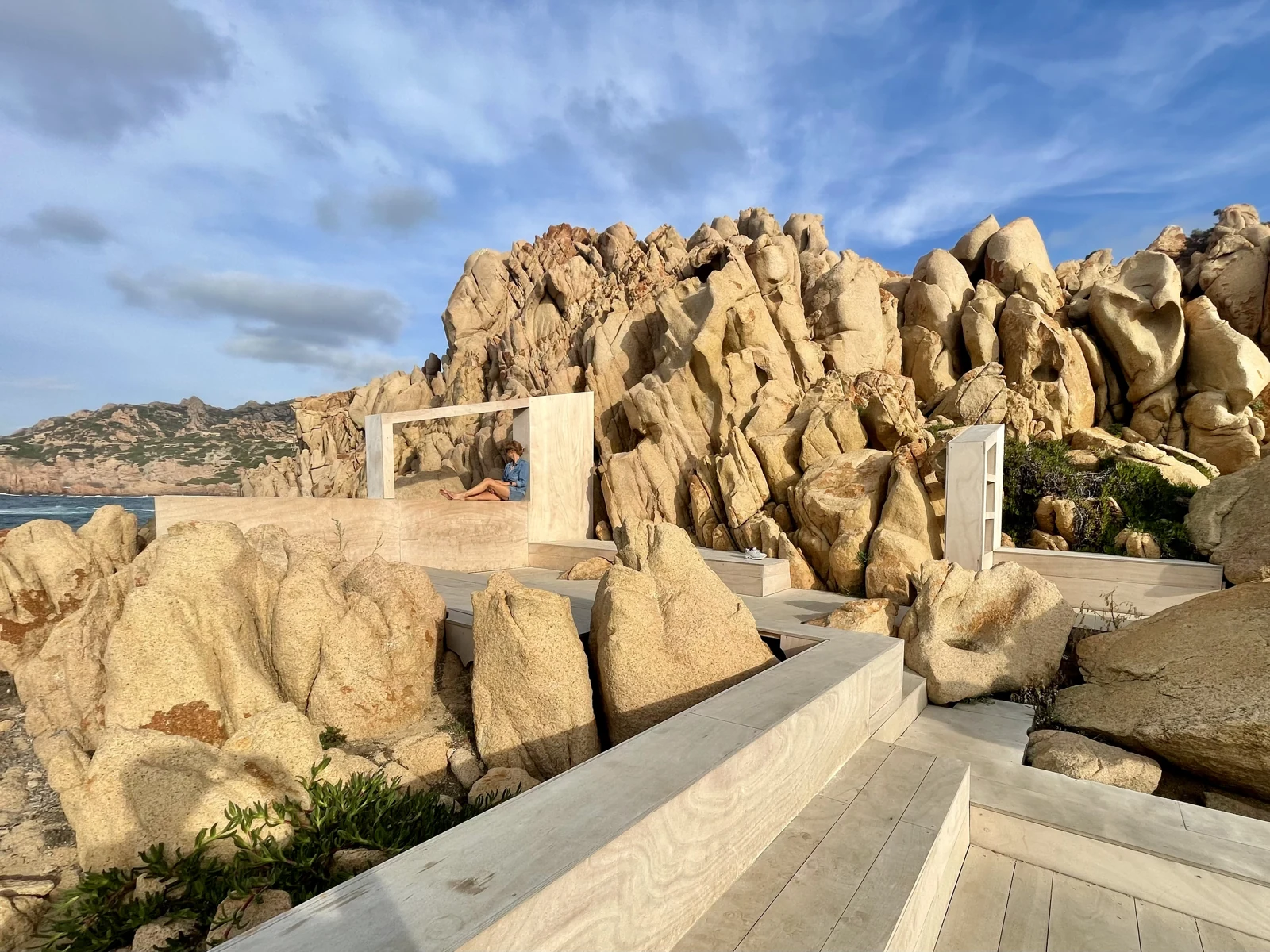 Li Baietti: passerella tra le rocce La passerella di Li Baietti tra le rocce di granito rosa affacciate sul mare