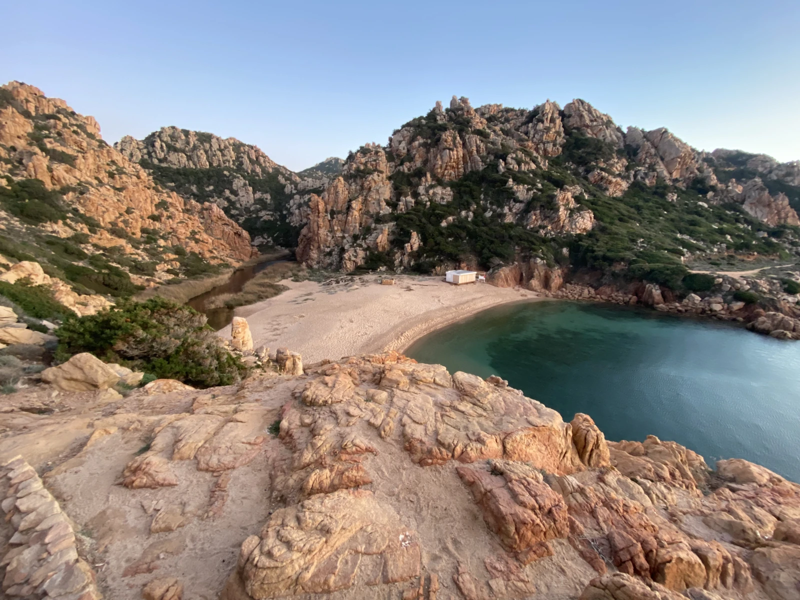 Li Cossi: spiaggia, granito rosa e mare turchese La spiaggia di Li Cossi tra pareti di granito rosa e acqua turchese, vista dal sentiero panoramico