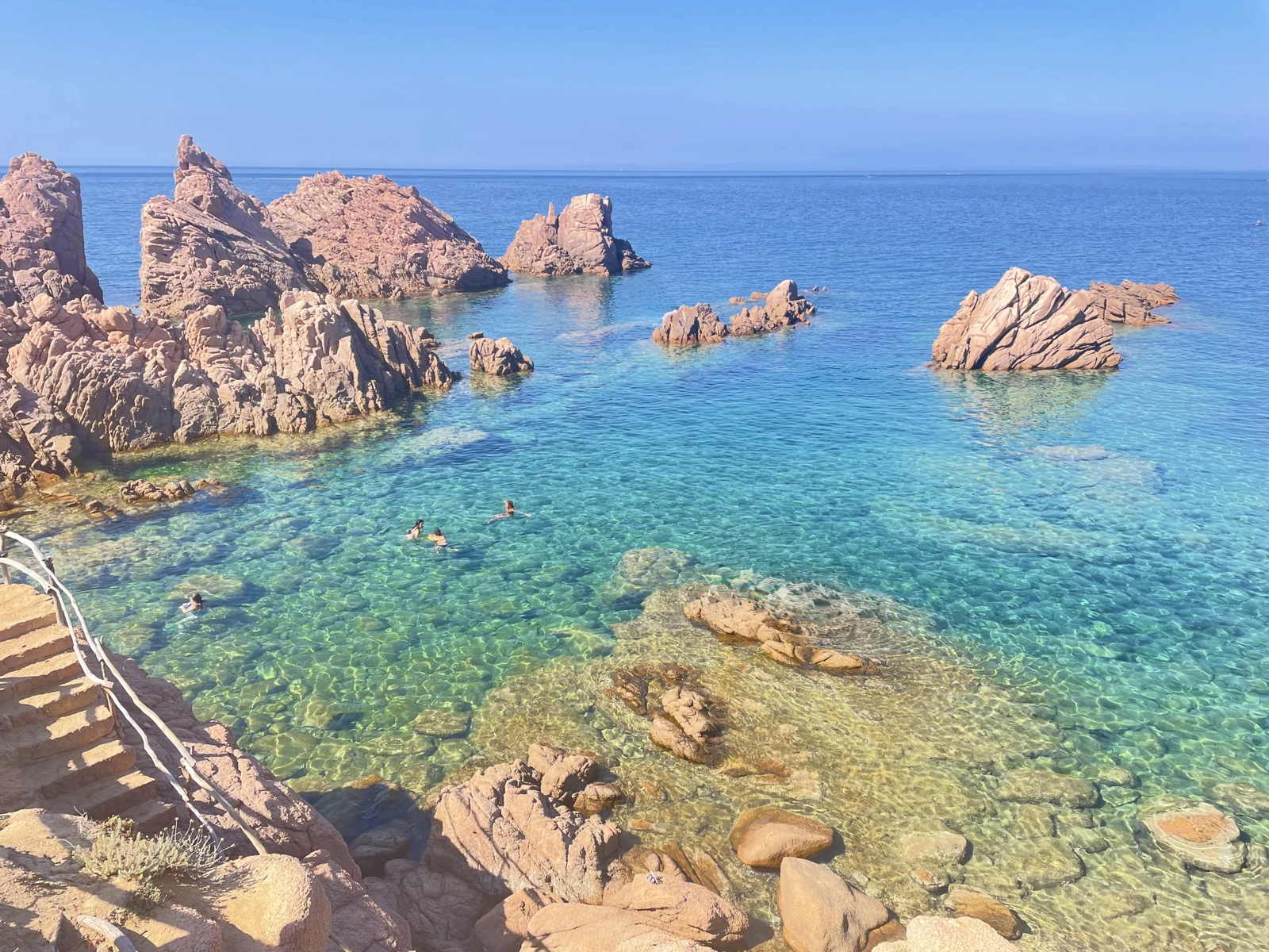 Li Sorgenti: acqua turchese tra gli scogli di granito rosa La discesa al mare di Li Sorgenti a Costa Paradiso, con acqua turchese e scogli di granito rosa