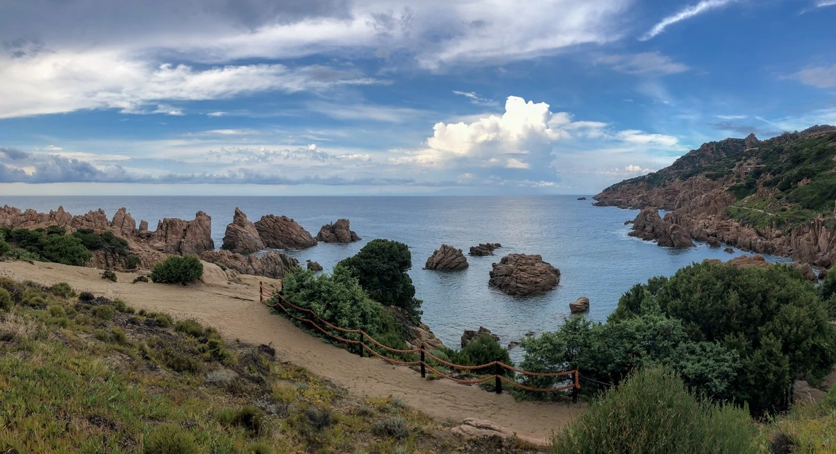 Li Sorgenti: discesa al mare a Costa Paradiso Il sentiero di Li Sorgenti affacciato sul mare tra rocce di granito rosa e macchia mediterranea