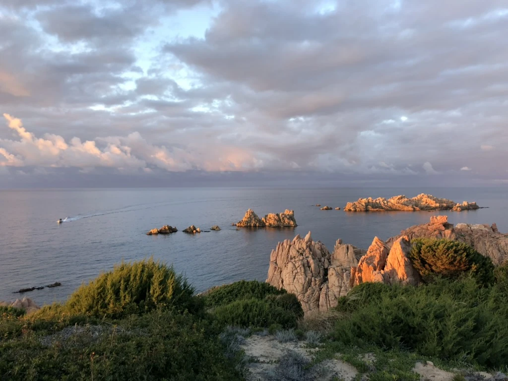 Li Tamerici: discesa al mare a Costa Paradiso Li Tamerici: scogli di granito rosa e macchia mediterranea nella luce della sera