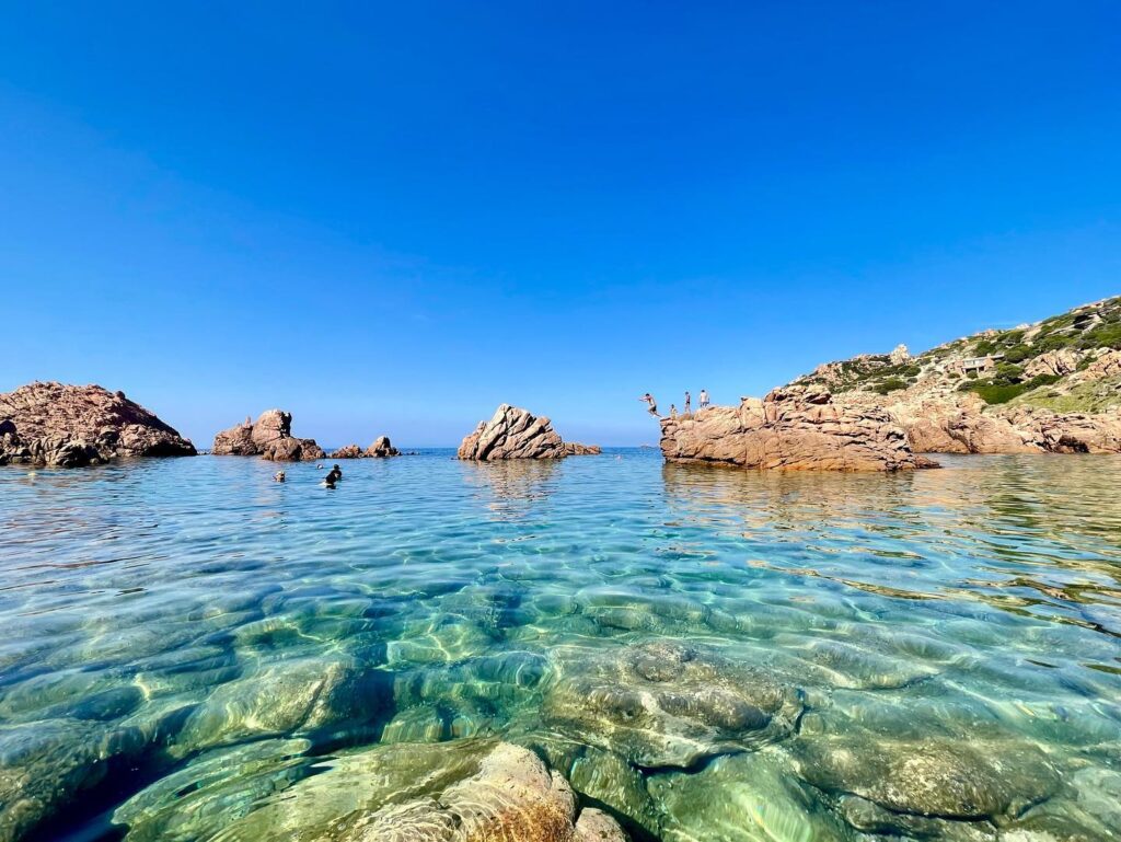 Costa Paradiso: spiagge di sabbia e piscine naturali tra gli scogli