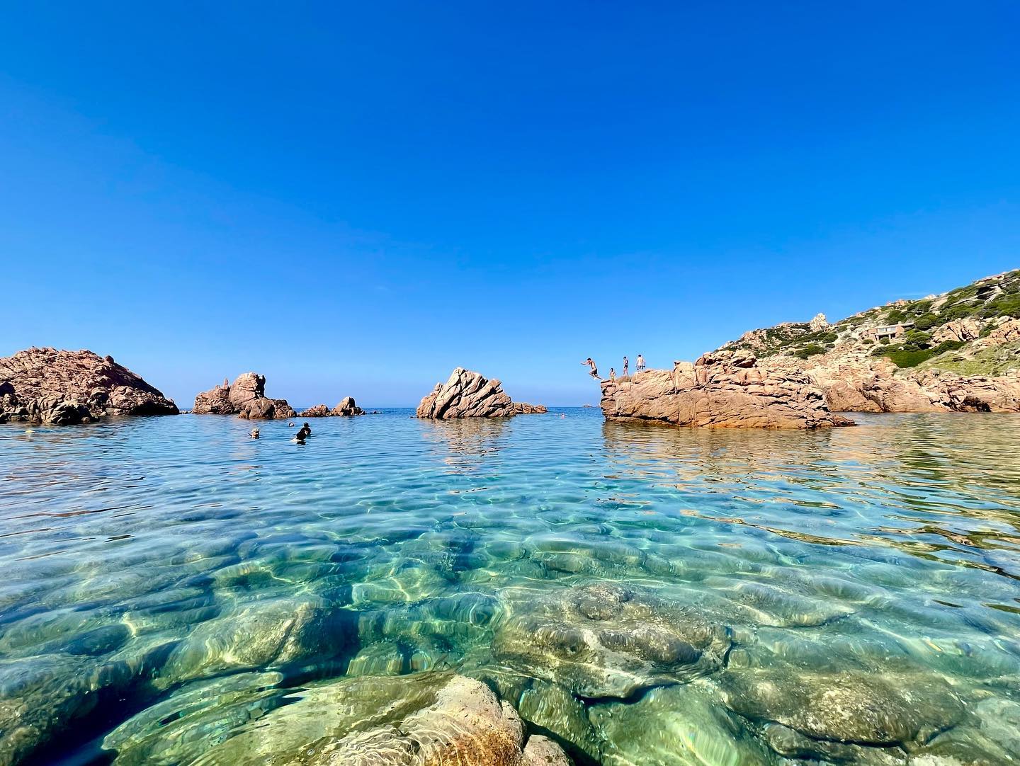 Acqua trasparente e fondale roccioso a Li Sorgenti, Costa Paradiso